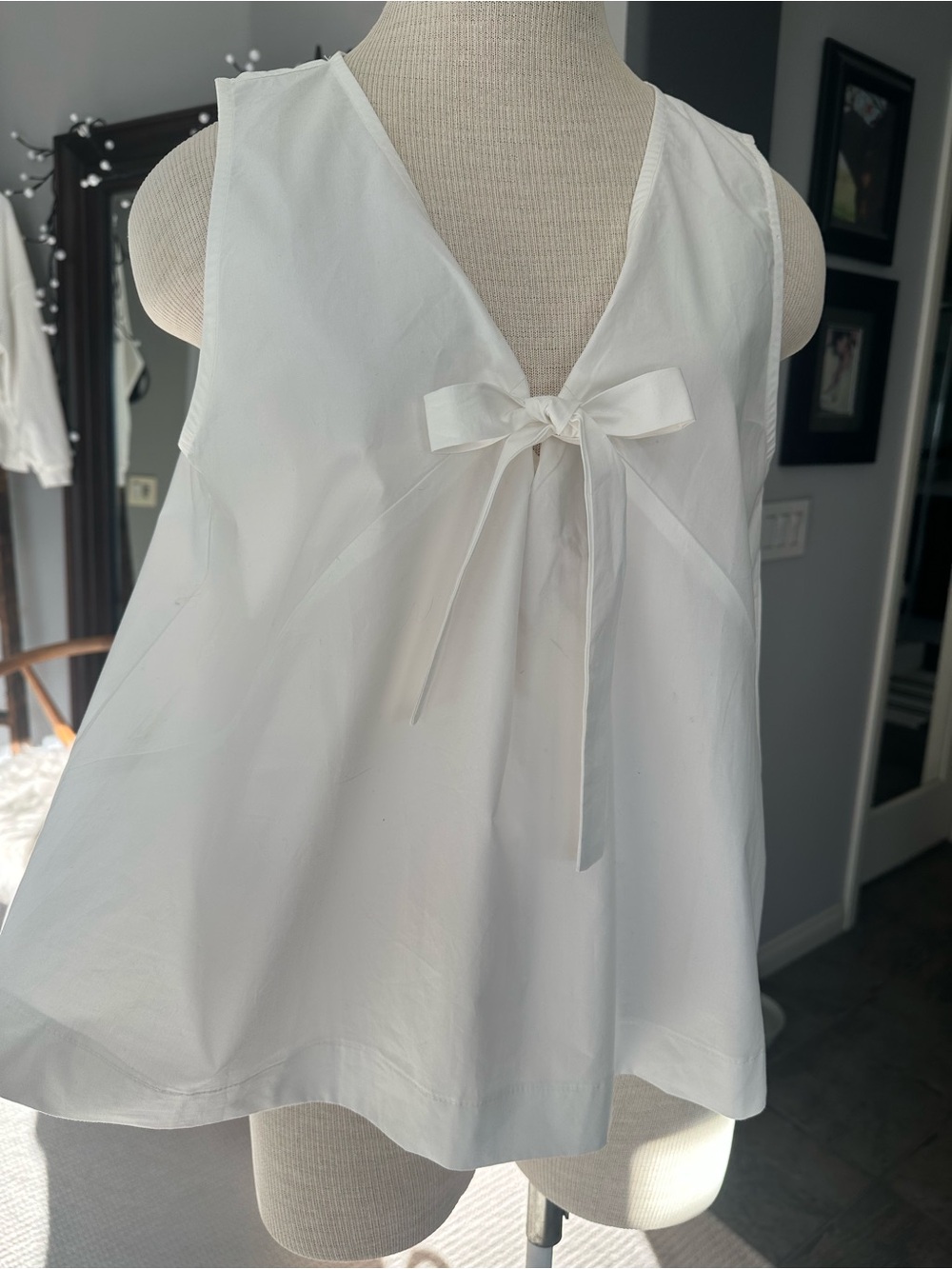 All:Row white top with V-neck and bow, size large - Picture 5 of 12